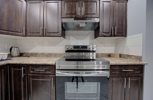 Delta House | Cheerful 3 bdrm home w/Parking and large backyard