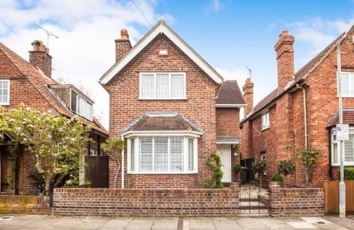 Canterbury House | Cheerful 3 bedroom house with generous rear garden in Canterburyn