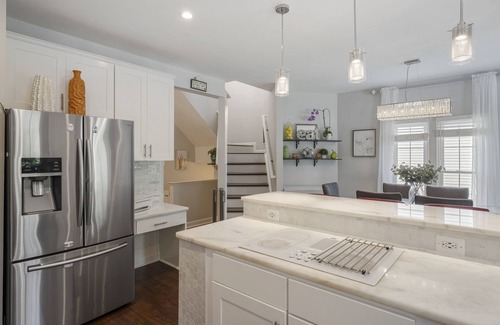 Leesburg House | Cheerful 3-Bedroom Townhouse with Indoor Fireplace