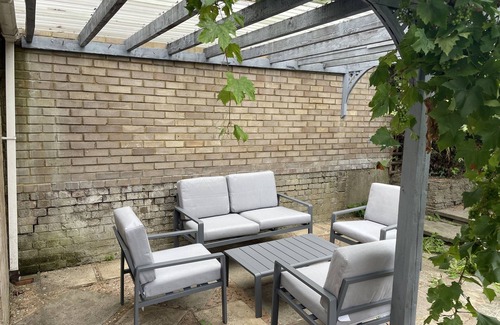 Luton House | Cheerful 3 Bedroomed house,with parking and free intern free