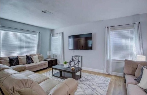 Riverside House | Cheerful 3-bedrooms centrally located in Riverside
