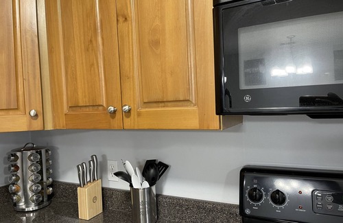 Tallahassee House | Cheerful 3-bedrooms with free WiFi & ESPN sleeps 6