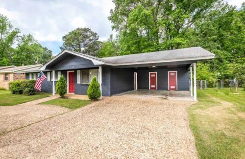 Jacksonville House | Cheerful 3 BR 2BA Home in Great Neighborhood!
