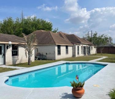 Brownsville House | Cheerful 4 bedroom home with pool and BBQ area with 5th bedroom option