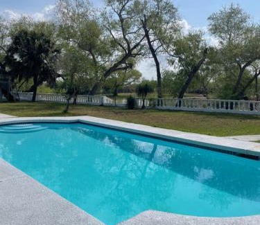 Brownsville House | Cheerful 4 bedroom home with pool and BBQ area with 5th bedroom option