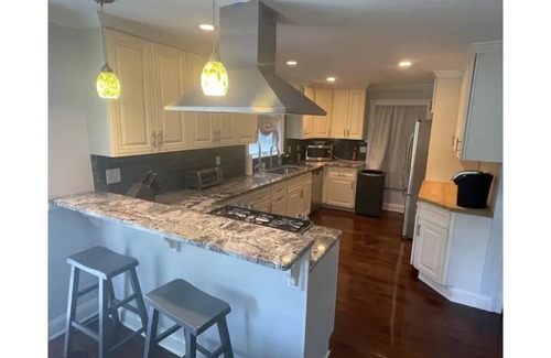 Stevenson House | Cheerful 4 bedroom home with all the updates
