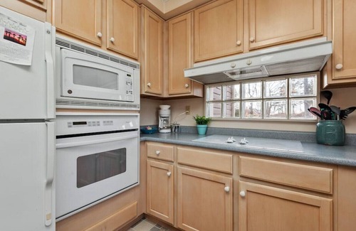 New Kensington House | Cheerful 4BR Chalet with Seasonal Pool, Hot Tub