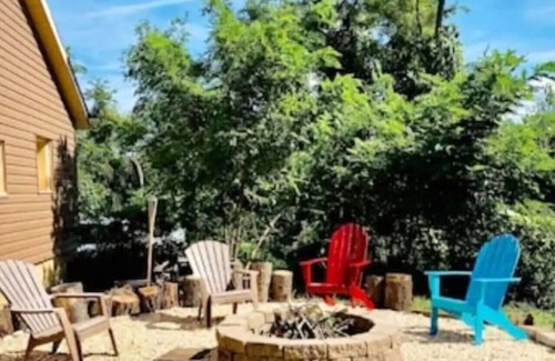 New Kensington House | Cheerful 4BR Chalet with Seasonal Pool, Hot Tub