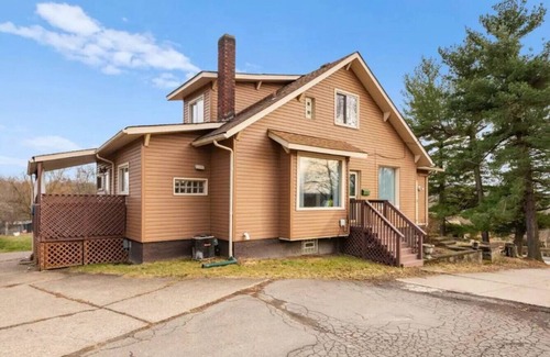 New Kensington House | Cheerful 4BR Chalet with Seasonal Pool, Hot Tub