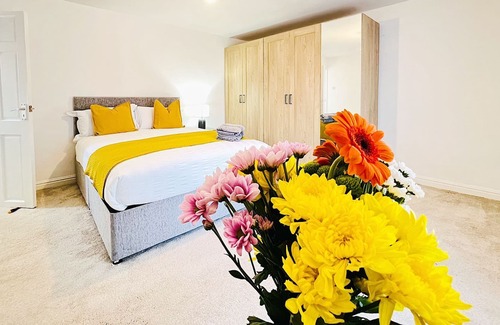 Bolton House | Cheerful 5 bedroomed home with great amenities.