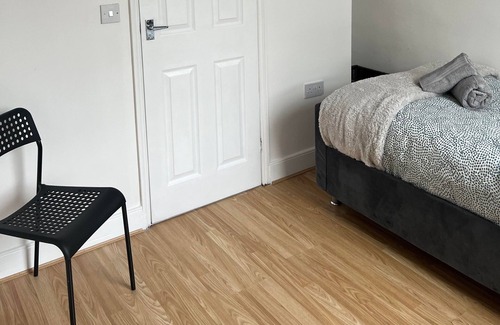 Northampton House | Cheerful 5 bedroom house with En Suite
