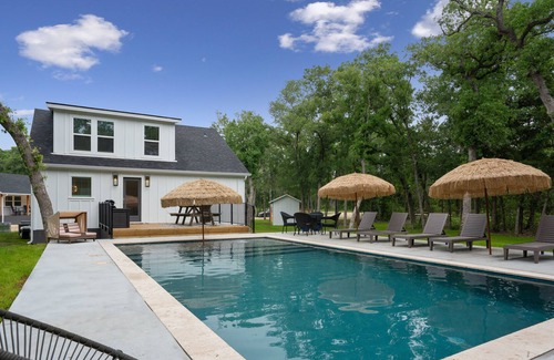 Flatonia House | Cheerful acreage with a petting zoo, pool, firepit