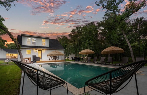 Flatonia House | Cheerful acreage with a petting zoo, pool, firepit