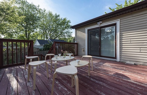 LaSalle House | Cheerful and Cozy 5 bedrooms up to 13 guests Bungalow with Tesla Charger