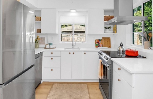 Fairvilla House | Cheerful and stylish 2-bedroom with parking, centrally located