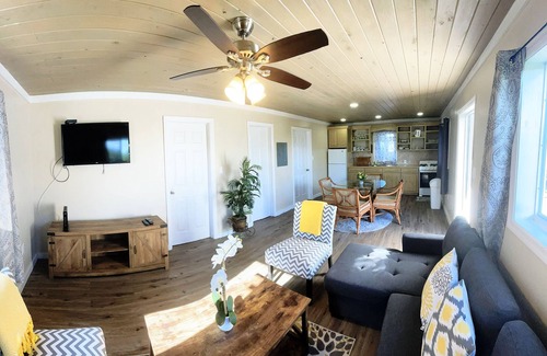 Spanish Wells House | Cheerful Bahamian Pad. Walk to Beaches, Bars, Restaurants, Grocery-Liquor stores