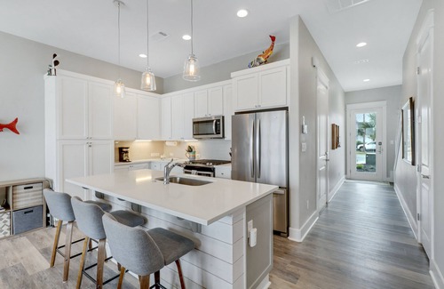Rockport Condo | Cheerful bayfront condo with infinity pool, scenic patio, & W/D - fishing nearby