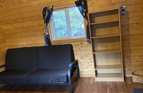 Tobermory Cabin | Cheerful cabin with free parking cabin 0