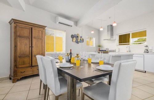 Noord Villa | Cheerful Caribbean Villa with Private Pool and Large Balcony