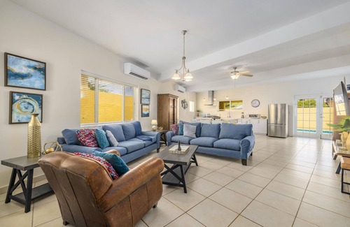 Noord Villa | Cheerful Caribbean Villa with Private Pool and Large Balcony