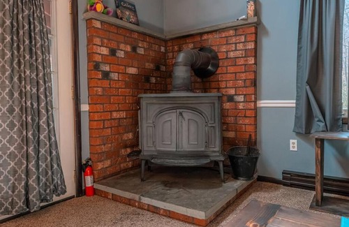 Long Pond Ski Chalet | Cheerful Chalet - Fireplace, BBQ, Firepit& Hottub