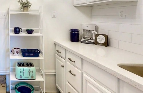 La Brisa Apartment | Cheerful & Charming Studio Apartment ~ 4 miles to Texas A&M and Expo Center