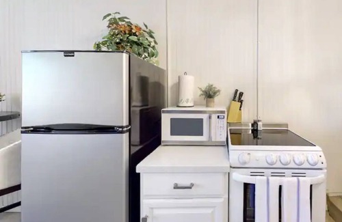 La Brisa Apartment | Cheerful & Charming Studio Apartment ~ 4 miles to Texas A&M and Expo Center