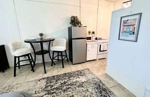La Brisa Apartment | Cheerful & Charming Studio Apartment ~ 4 miles to Texas A&M and Expo Center