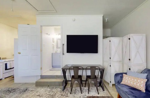 La Brisa Apartment | Cheerful & Charming Studio Apartment ~ 4 miles to Texas A&M and Expo Center