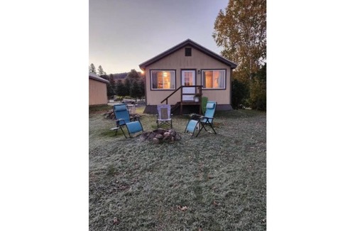 Rockwood House | Cheerful, clean 2-bedroom cabin on Moose River