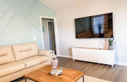 Murraysville House | Cheerful Coastal Cottage, Minutes to the Beaches