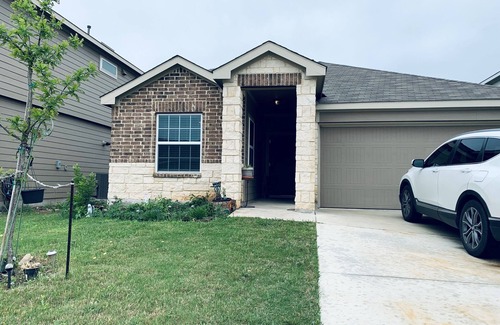 Converse House | Cheerful Comfortable Three Bedroom Home - 20 minutes from Downtown