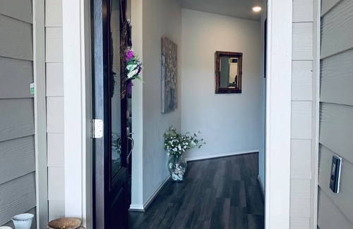 Converse House | Cheerful Comfortable Three Bedroom Home - 20 minutes from Downtown