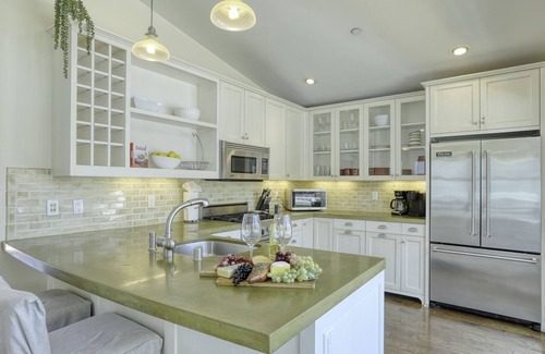 Avila Beach Condo | Cheerful Condo Just 3 min Walk to Beach - Pet Friendly