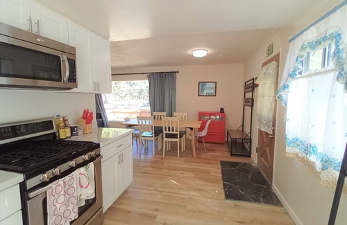 South Lake Tahoe Cottage | Cheerful/Confi House, in downtown South lake Tahoe