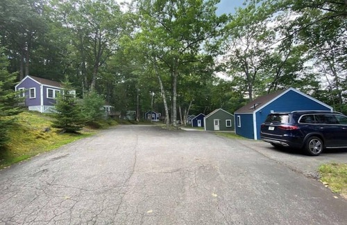 Edgecomb Cottage | Cheerful Cottage Close to Everything 12