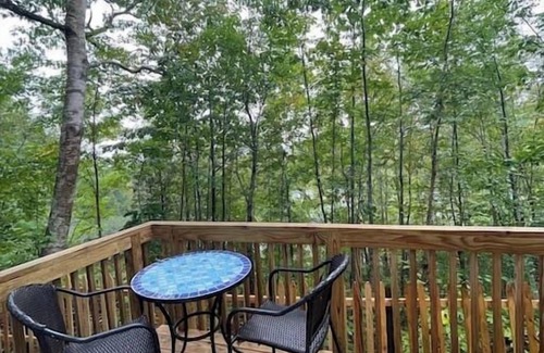 Edgecomb Cottage | Cheerful Cottage Close to Everything 12