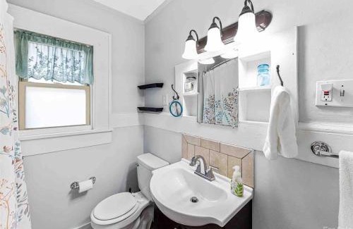 Woodfin House | Cheerful Cottage Retreat with Quick Downtown Access