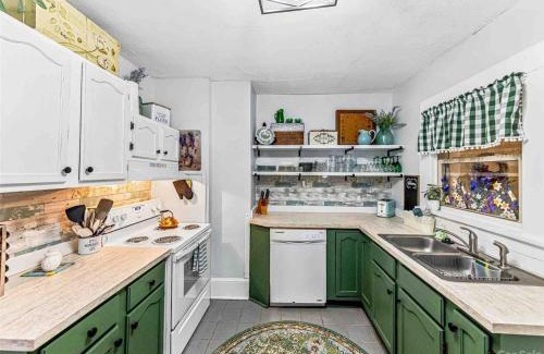 Woodfin House | Cheerful Cottage Retreat with Quick Downtown Access