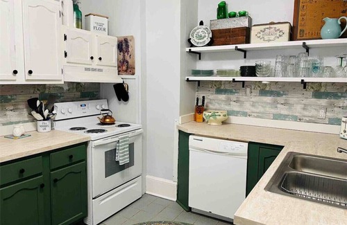 Woodfin Cottage | Cheerful Cottage Retreat + Quick Downtown Access