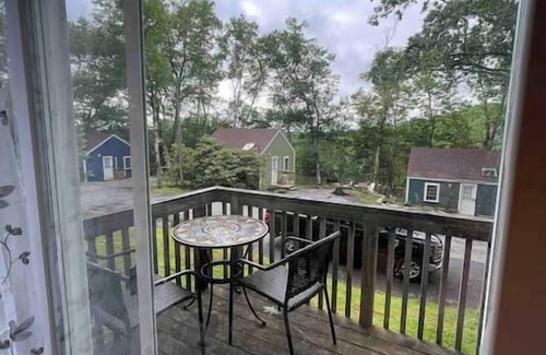 Edgecomb Cottage | Cheerful Cottage with Loft Close to Everything 6