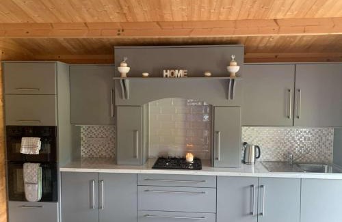 Glin House | Cheerful Cozy Cabin in Countryside