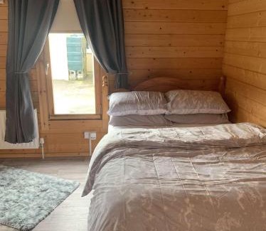Glin House | Cheerful Cozy Cabin in Countryside