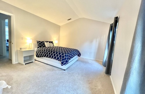 Paw Creek House | Cheerful & Cozy Home Near CLT Airport and Uptown CLT