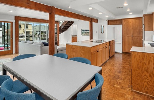 Seattle Boat Rental | Cheerful floating home with hot tub