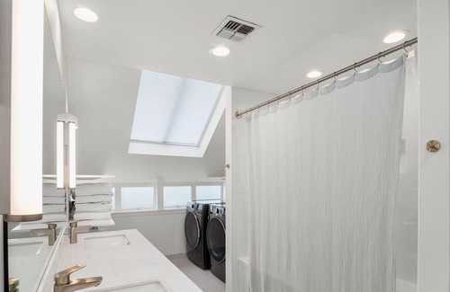 Seattle Boat Rental | Cheerful floating home with hot tub