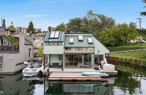 Seattle Boat Rental | Cheerful floating home with hot tub