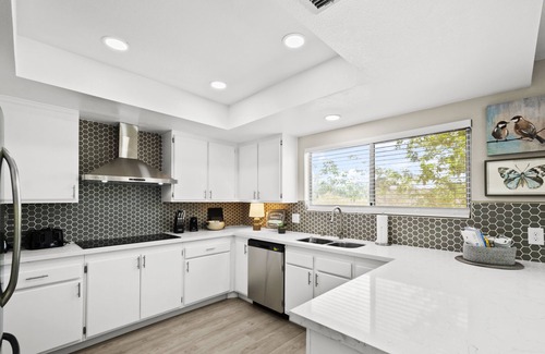Paradise House | Cheerful fully renovated 4-bedroom with pool
