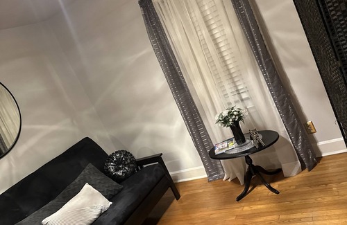 Florence House | Cheerful home with plenty of privacy and entertainment room.
