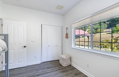 Oakhurst House | Cheerful Home with Spa near Yosemite & Bass Lake
